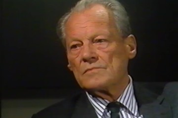 Fotoausschnitt aus einem Interview von Horst Schättle mit Willy Brandt für die ZDF-Sendung „Zeugen des Jahrhunderts“ im Dezember 1988 zu Brandts Flucht aus Deutschland 1933.