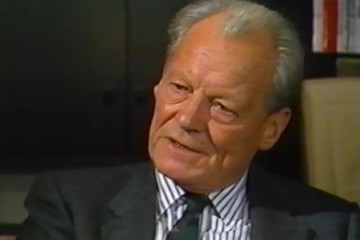 Fotoausschnitt aus einem Interview von Horst Schättle mit Willy Brandt für die ZDF-Sendung „Zeugen des Jahrhunderts“ im Dezember 1988 zu Brandts Ausbürgerung 1938.