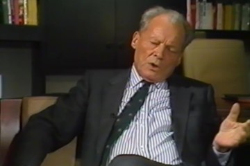 Fotoausschnitt aus einem Interview von Horst Schättle mit Willy Brandt für die ZDF-Sendung „Zeugen des Jahrhunderts“ im Dezember 1988 zur Gefangennahme in Norwegen 1940.