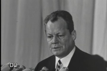 Fotoausschnitt aus der Wochenschau vom 19. März 1968: Willy Brandt nimmt Stellung zu den gewaltsamen Streitigkeiten der Außerparlamentarischen Opposition und der SPD.