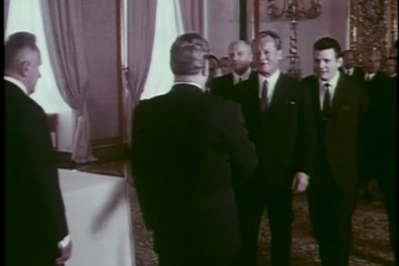 Fotoausschnitt aus der Wochenschau vom 18. August 1970: Bundeskanzler Willy Brandt besucht die Sowjetunion und unterschreibt den Moskauer-Vertrag, der die Beziehungen der Bundesrepublik Deutschland und der Sowjetunion verbessern soll.