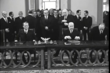 Fotoausschnitt aus der Wochenschau vom 8. Dezember 1970 zum Warschauer Vertrag und Brandts Kniefall.