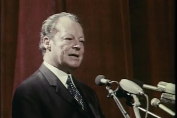 Fotoausschnitt aus der Deutschlandspiegel-Sendung vom 26. Juli 1972: Willy Brandt spricht am Bodensee bei der alljährlichen Versammlung auf der Nobelpreiswahl zum Thema Umweltschutz.