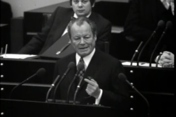 Fotoausschnitt aus der Wochenschau vom 13. November 1973 zu Brandts Rede im Bundestag zum Thema Energiekrise und autofreie Sonntage.