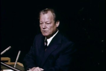 Fotoausschnitt aus einer Deutschlandspiegel-Sendung, die Ausschnitte aus Brandts Rede vor den Vereinten Nationen am 26.09.1973 zeigt.