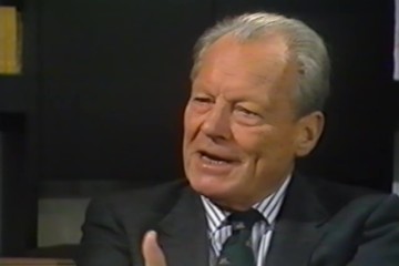 Fotoausschnitt aus einem Interview von Horst Schättle mit Willy Brandt für die ZDF-Sendung „Zeugen des Jahrhunderts“ im Dezember 1988 zur Kritik von Herbert Wehner in Moskau 1973.