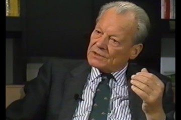 Fotoausschnitt aus einem Interview von Horst Schättle mit Willy Brandt für die ZDF-Sendung „Zeugen des Jahrhunderts“ im Dezember 1988 zum Thema „Oder-Neiße-Grenze“.