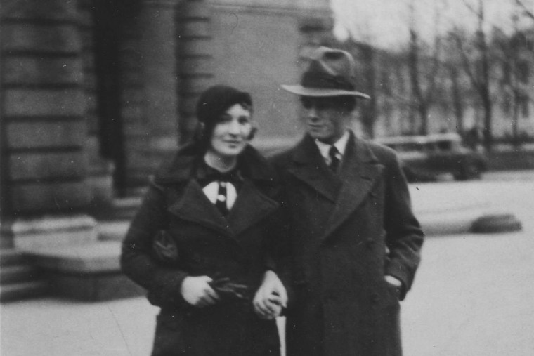 Willy Brandt geht mit Gertrud Meyer spazieren. Brandt trägt Hut und sieht Gertrud an. Unscharfe Fotografie in Schwarz-Weiß.