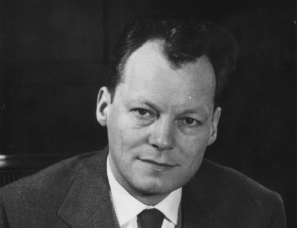 Schwarz-Weiß-Porträt von Willy Brandt aus dem Jahr 1957.