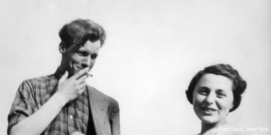Der junge Willy Brandt steht neben Rosa Lenz. Öffnet weitere Informationen zu Reisen von 1927 bis 1940.