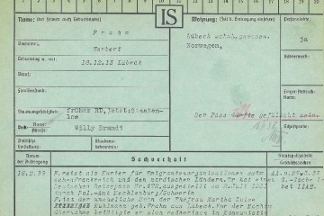 Blau-Grüne Karteikarte der Gestapo über Herbert Frahm. Als Deckname wird hier Willy Brandt aufgeführt. Bei Staatsangehörigkeit: früher RD, jetzt: Staatenlos. Unter Sachverhalt ist für den 16. Februar 1938 folgendes vermerkt: „F. reist als Kurier für Emigrantenorganisationen zwischen Frankreich und den nordischen Ländern. Er hat einen Deutschen Reisepass Nr. 472, ausgestellt am 2. Juli 1931 durch Pol.-Amt Mecklenburg/Schwerin. F. ist der uneheliche Sohn der Ehefrau Martha Luise Kuhlmann geb. Frahm aus Lübeck. Vor der Machtübernahme betätigte er sich rednerisch im Kommunistischen Jugendverband.“