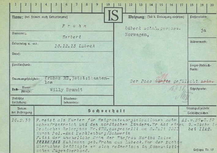 Blau-Grüne Karteikarte der Gestapo über Herbert Frahm. Als Deckname wird hier Willy Brandt aufgeführt. Bei Staatsangehörigkeit: früher RD, jetzt: Staatenlos. Unter Sachverhalt ist für den 16. Februar 1938 folgendes vermerkt: „F. reist als Kurier für Emigrantenorganisationen zwischen Frankreich und den nordischen Ländern. Er hat einen Deutschen Reisepass Nr. 472, ausgestellt am 2. Juli 1931 durch Pol.-Amt Mecklenburg/Schwerin. F. ist der uneheliche Sohn der Ehefrau Martha Luise Kuhlmann geb. Frahm aus Lübeck. Vor der Machtübernahme betätigte er sich rednerisch im Kommunistischen Jugendverband.“