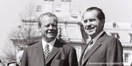 Willy Brandt steht neben dem US-Präsidenten Richard Nixon. Fotografie in Schwarz-Weiß. Öffnet eine Auflistung der Reisen Willy Brandts in den Jahren von 1967 bis 1974.