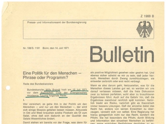 Zu sehen ist ein Ausschnitt eines Bulletins des Presse- und Informationsamtes der Bundesregierung vom 14. Juli 1971. Zu lesen ist eine Rede des Bundeskanzlers Willy Brandt vor dem Politischen Club der Evangelischen Akademie Tutzing mit dem Titel: „Eine Politik für den Menschen – Phrasen oder Programm?“