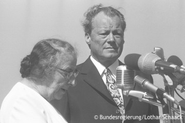 Brandt steht am Rednerpult neben der israelischen Premierministerin Golda Meir. Fotografie in Schwarz-Weiß. Öffnet weitere Informationen zum deutsch-israelischen Verhältnis.