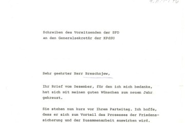 Zu sehen ist der Ausschnitt eines Briefes von Willy Brandt als Vorsitzender der SPD an Leonid Breschnew, den Generalsekretär der KPdSU, aus dem Jahr 1976 mit folgendem Wortlaut: „Sehr geehrter Herr Breschnjew, Ihr Brief vom Dezember, für den ich mich bedanke, hat sich mit meinen guten Wünschen zum neuen Jahr gekreuzt. Sie stehen nun kurz vor Ihrem Parteitag. Ich hoffe, dass er sich zum Vorteil des Prozesses der Friedenssicherung und der Zusammenarbeit auswirken wird. Das Jahr 1976 ist durch Unklarheiten und Unsicher“. Hier endet der Ausschnitt.