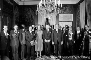 Gruppenfoto vom Empfang der Nord-Süd-Kommission mit Willy Brandt bei Bundespräsident Walter Scheel. Fotografie in Schwarz-Weiß. Öffnet weitere Informationen zu seiner Zeit als Vorsitzender der Kommission.