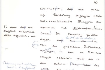 Zu sehen ist ein Ausschnitt des Manuskriptes von Willy Brandt für sein Buch „Erinnerungen“. Neben dem handgeschriebenen Text, der schwer lesbar ist, sieht man auch einige nachträgliche Änderungen des Textes.