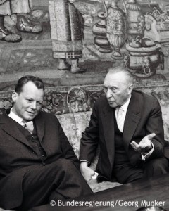 Willy Brandt im Gespräch mit Konrad Adenauer. Fotografie in Schwarz-Weiß. Öffnet Abschnitt A bis D der Liste der Weggefährten Brandts. Sortiert nach Nachnamen.