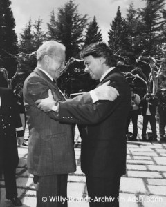 Willy Brandt umarmt den spanischen Ministerpräsidenten Felipe González. Fotografie in Schwarz-Weiß. Öffnet Abschnitt E bis G der Liste der Weggefährten Brandts. Sortiert nach Nachnamen.