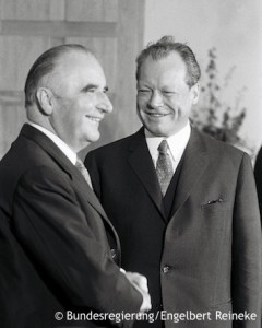Willy Brandt steht neben dem französischen Staatspräsidenten Georges Pompidou. Fotografie in Schwarz-Weiß. Öffnet Abschnitt L bis P der Liste der Weggefährten Brandts. Sortiert nach Nachnamen.