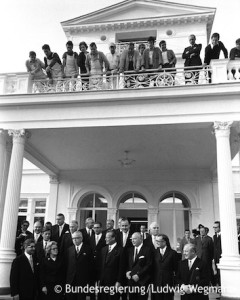Gruppenfoto des 1. Kabinetts von Willy Brandt und Walter Scheel mit dem Bundespräsidenten Gustav Heinemann vor dem Eingang und auf dem Balkon der Villa Hammerschmidt in Bonn. Fotografie in Schwarz-Weiß. Öffnet Abschnitt R bis S der Liste der Weggefährten Brandts. Sortiert nach Nachnamen.