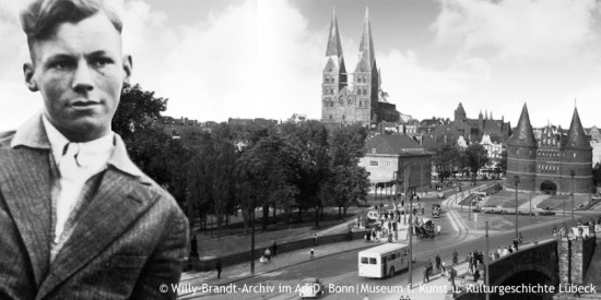 Schwarz-Weiß-Collage mit einem Porträt des jungen Willy Brandts und der Stadtansicht Lübecks mit dem Holstentor. Öffnet den multimedialen Zeitstrahl der Jahre von 1913 bis 1932.