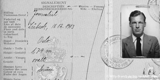 Norwegischer Pass Willy Brandts in Schwarz-Weiß. Öffnet den multimedialen Zeitstrahl der Jahre von 1940 bis 1946.
