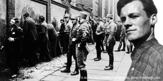 Schwarz-Weiß-Collage eines Porträts Willy Brandts und einer Aufnahme von SA-Männer, die Menschen zwingen, politische Parolen von einer Mauer zu entfernen. Öffnet den multimedialen Zeitstrahl der Jahre von 1933 bis 1939.