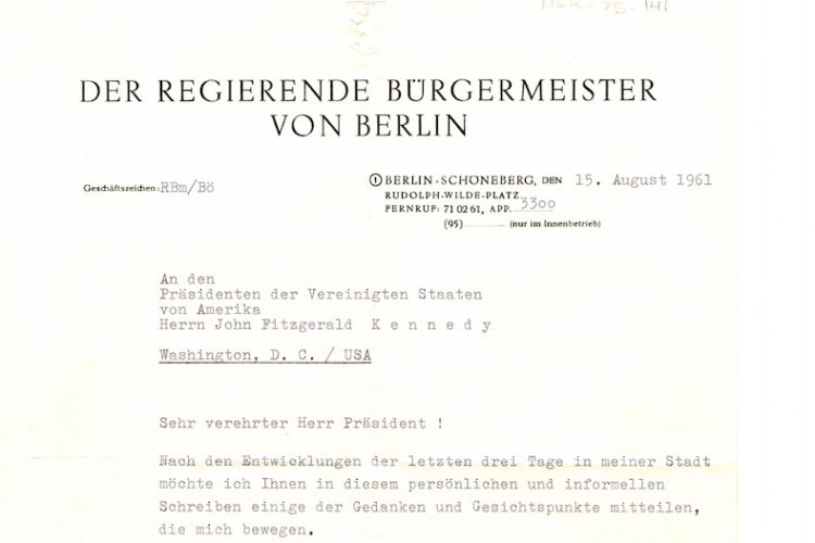 In schwarzer Schrift: Der Regierende Bürgermeister von Berlin. Geschäftszeichen RBm/Bö. Berlin-Schöneberg, den 15. August 1961. Rudolf-Wilde-Platz. Fernruf 71 02 61, App. 3300. In Schreibmaschinenschrift: An den Präsidenten der Vereinigten Staaten von Amerika. Herrn John Fitzgerald Kennedy. Washington, D.C./USA. Sehr verehrter Herr Präsident! Nach den Entwicklungen der letzten drei Tage in meiner Stadt möchte ich Ihnen in diesem persönlichen und informellen Schreiben einige der Gedanken und Gesichtspunkte mitteilen, die mich bewegen.