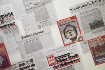 Bunte Collage aus verschiedenen deutschsprachigen Zeitungen wie der Frankfurter Allgemeine, der Süddeutschen Zeitung, der BILD sowie drei Cover des SPIEGELS. Öffnet weitere Informationen zu Meinungen über Willy Brandt.