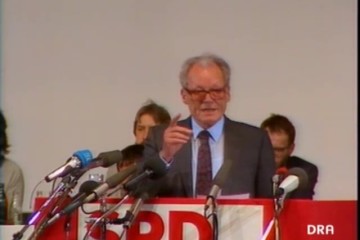 Fotoausschnitt aus einer Sendung des DDR-Fernsehens: In diesem Video sind drei verschiedene Reden von Brandts zum Parteitag der Ost-SPD 1990 in Leipzig zusammengeschnitten.
