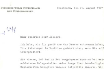 Ausschnitt eines Briefes von Bundeskanzler Kiesinger an Außenminister Willy Brandt am 22. August 1967: „Segr geehrter Herr Kollege, ich habe, wie Sie gewiss aus der Presse entnommen haben, Ihre Äußerungen in Rumänien gedeckt oder, wenn Sie wollen, interpretiert. Sie wissen, dass ich in den vergangenen Monaten bei verschiedenen Gelegenheiten meine Sorge über terminologische Unklarheiten bezüglich unserer Ostpolitik äußerte. Wir“ Hier endet der Ausschnitt.