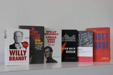 Aufreihung verschiedener Buchcover: „Erinnerungen“, „A Peace Policy for Europe“, „Links und Frei. Mein Weg 1930-1950“, „Von Bonn nach Berlin“, „Verbrecher und andere Deutsche“ und „Kriget i Norge“. Öffnet eine Liste mit Autobiografien und bedeutenden Schriften von Brandt.