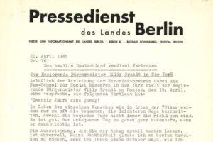 In schwarzer Schrift auf weißem Papier steht: Pressedienst des Landes Berlin. Presse- und Informationsamt des Landes Berlin, 1 Berlin 62 – Rathaus Schöneberg, Telefon: 7801 3309. Darunter steht mit der Schreibmaschine geschrieben: 20.April 1965. Nr. 76. Das heutige Deutschland verdient Vertrauen. Der Regierende Bürgermeister Willy Brandt in New York. Anlässlich der Verleihung der Ehrendoktorwürde durch die New-School für Social Research in New York hielt der Regierender Bürgermeister Willy Brandt am Montag, dem 19. April, eine Ansprache, die folgenden Wortlaut hat: „Zwanzig Jahre sind genug! Im Leben des einzelnen Menschen wie im Leben der Völker werden nur zu oft die bequemen, die leichteren Wege beschritten, obwohl die bequemen Wege nicht immer die richtigen sind. Es ist gut, den unbequemen Weg zu gehen ganz besonders, wenn er dann richtig ist. Die Auszeichnung, die Sie mir haben zuteil werden lassen, ist ehrenvoll. Meine Dankbar glaube ich am besten beweisen zu können, wenn ich Ihnen etwas darüber sage, wie ich